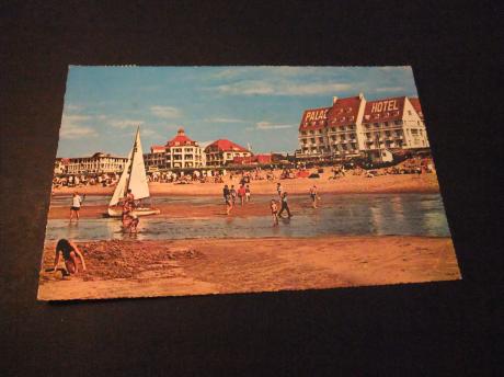 Noordwijk aan Zee, Palace Hotel anno 1965 kinderen spelen op het  strand